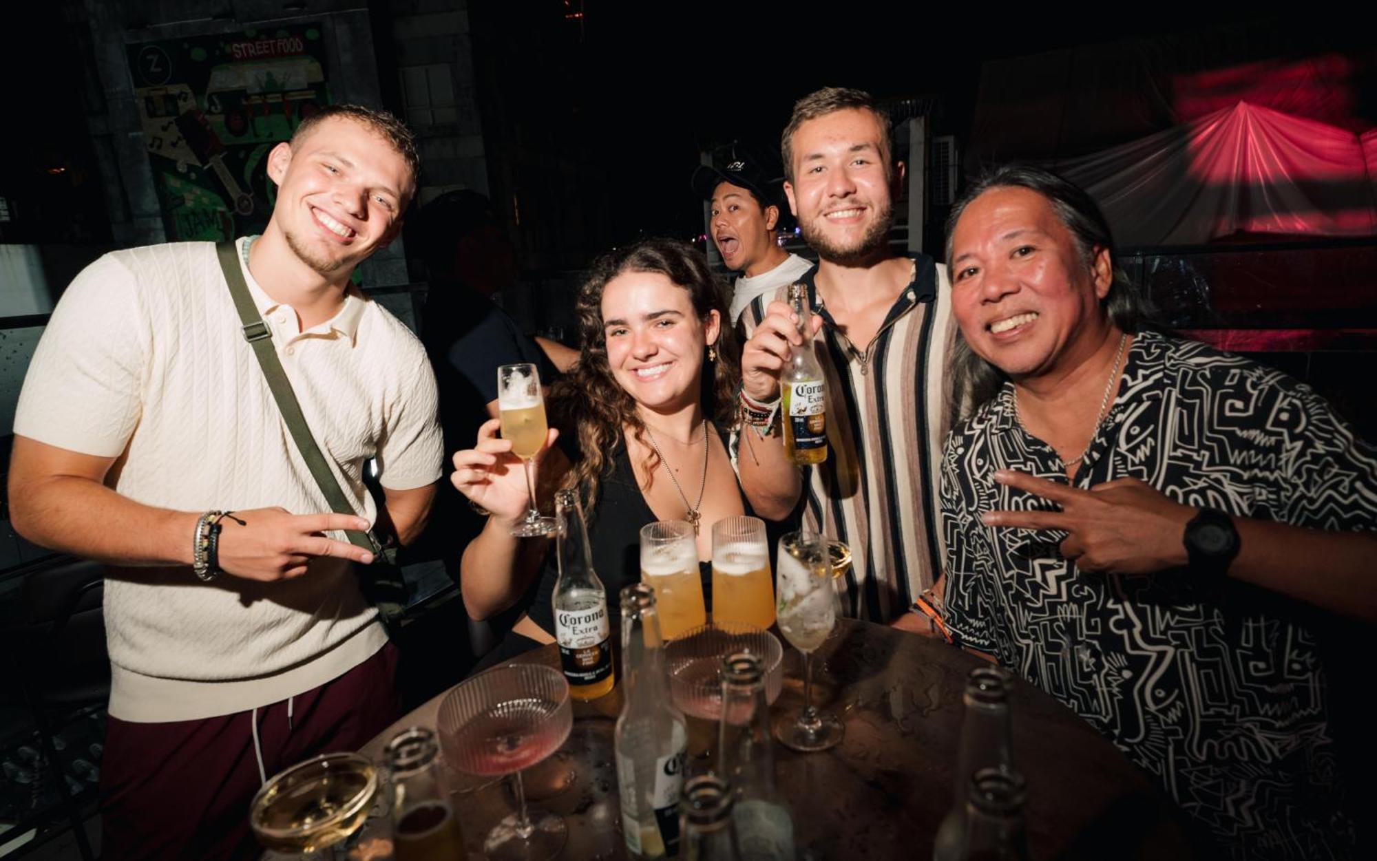 Хостел Mad Monkey Manila Макати Экстерьер фото