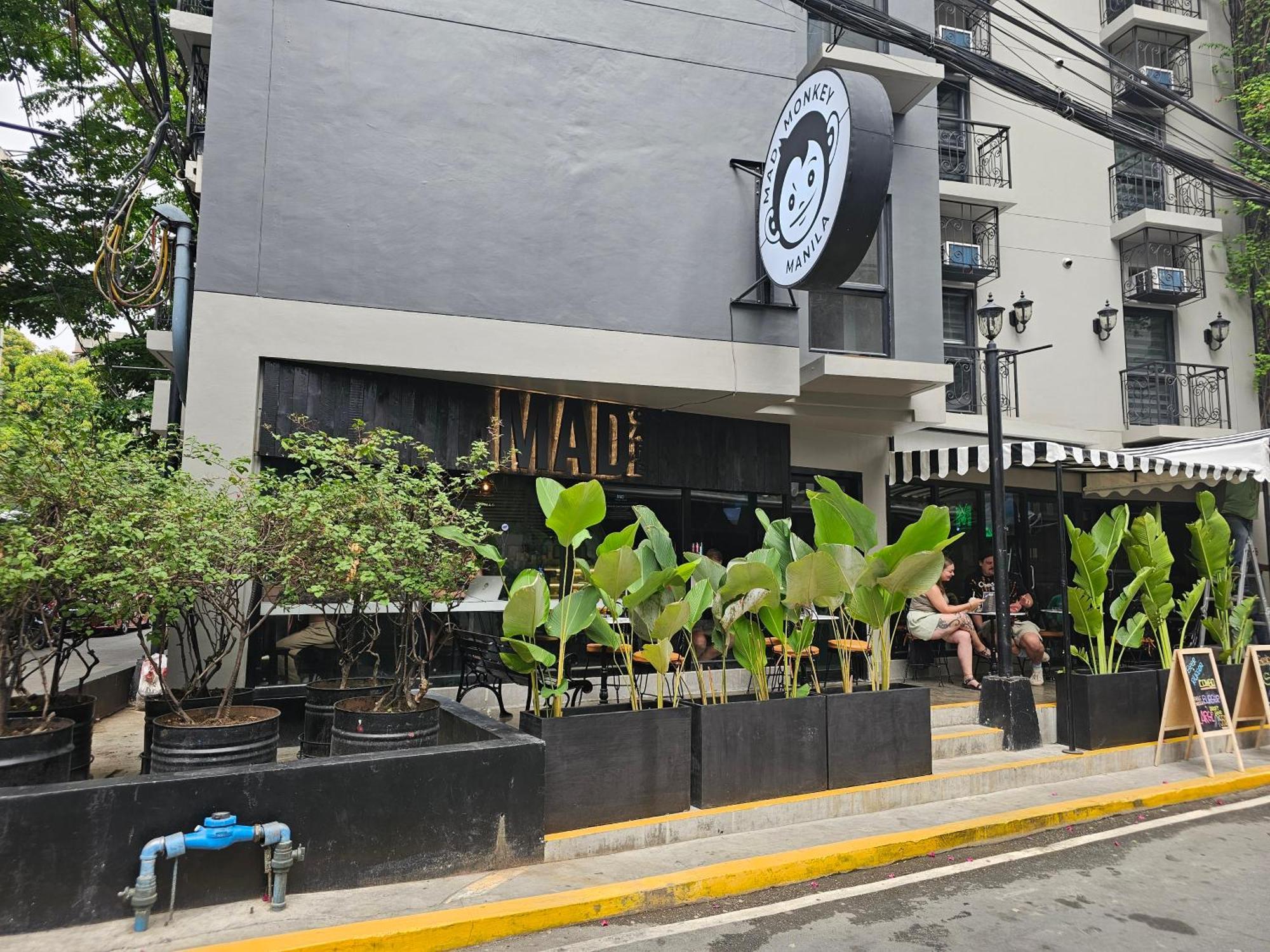 Хостел Mad Monkey Manila Макати Экстерьер фото