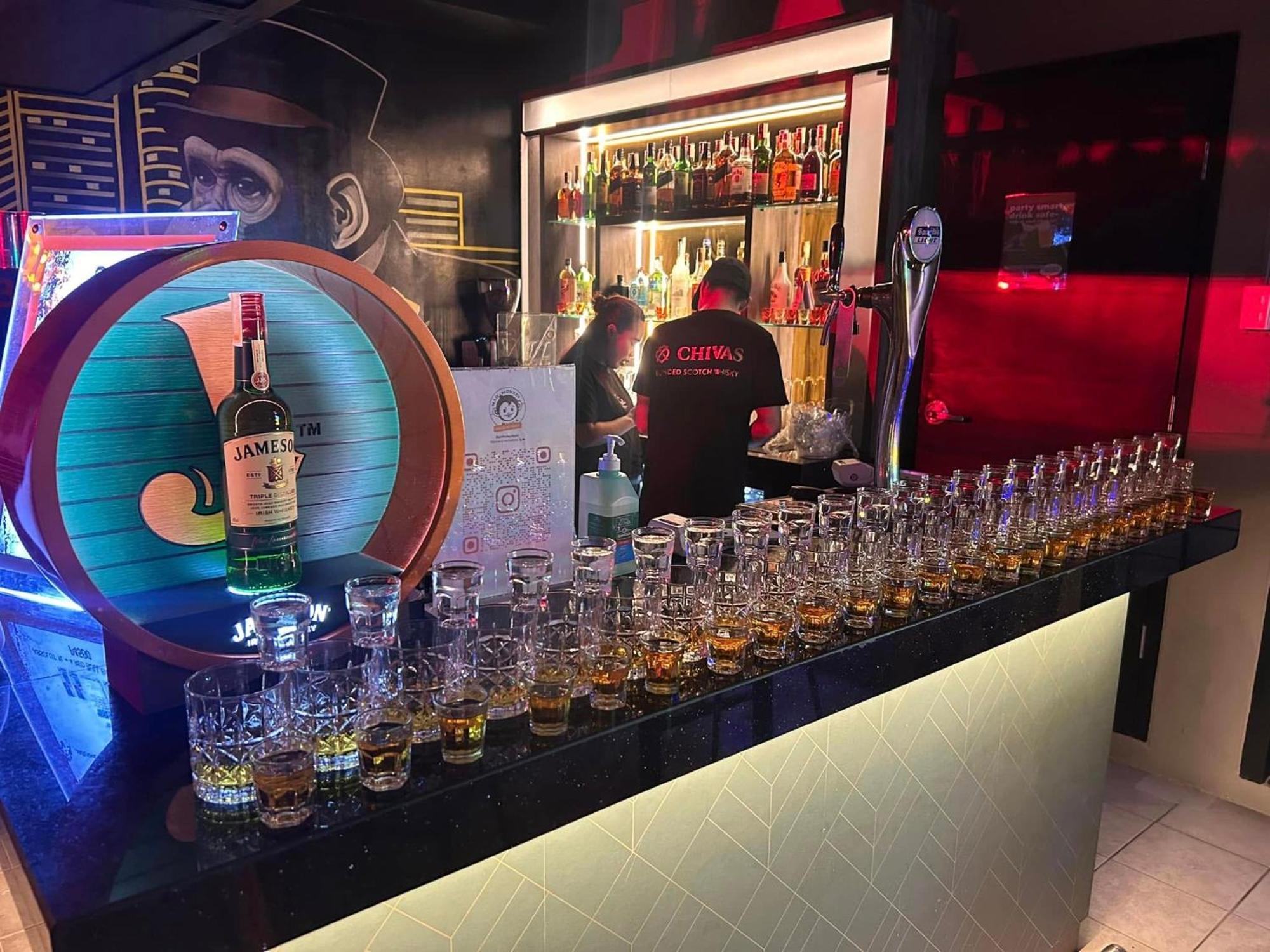 Хостел Mad Monkey Manila Макати Экстерьер фото