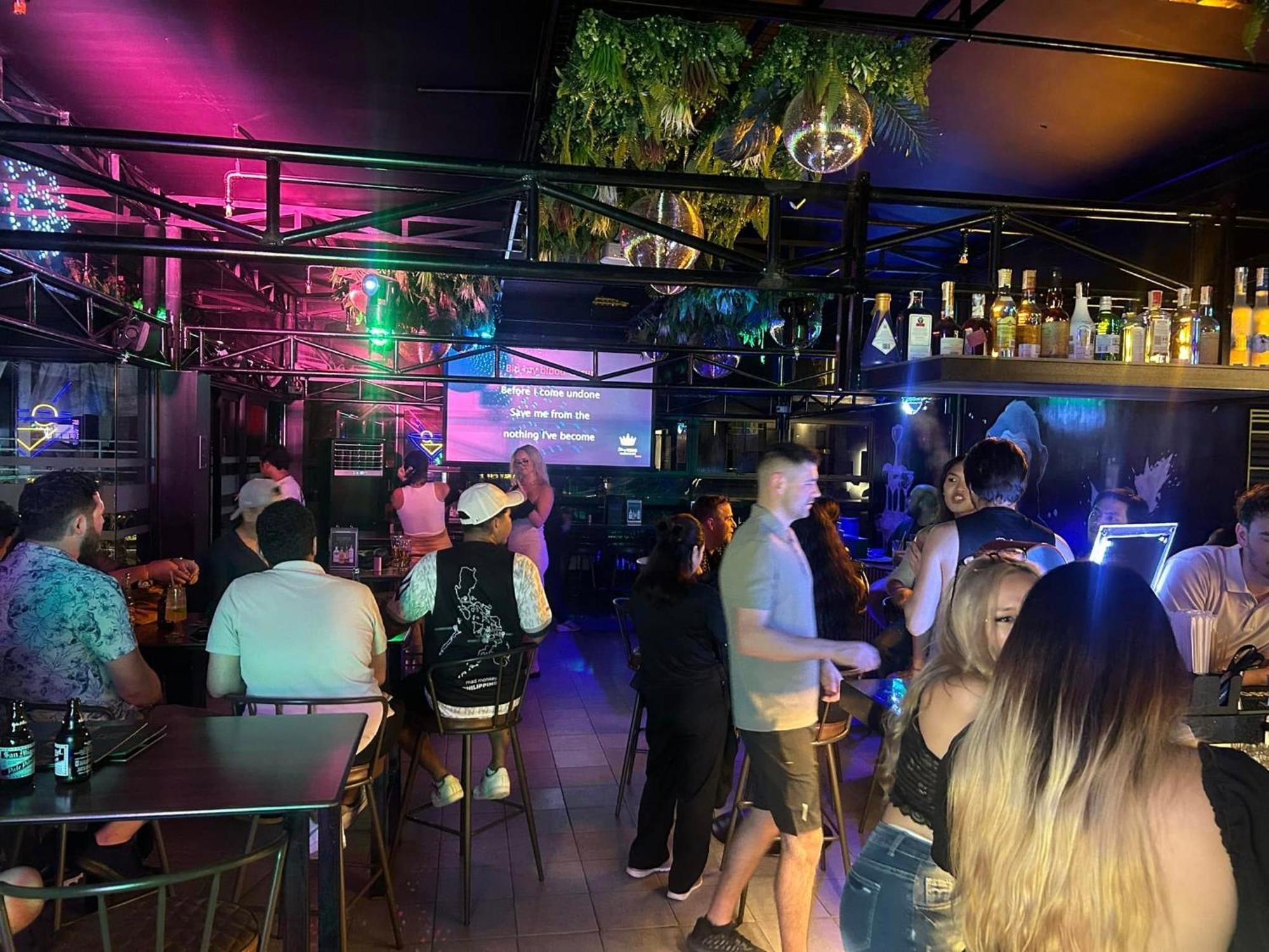 Хостел Mad Monkey Manila Макати Экстерьер фото