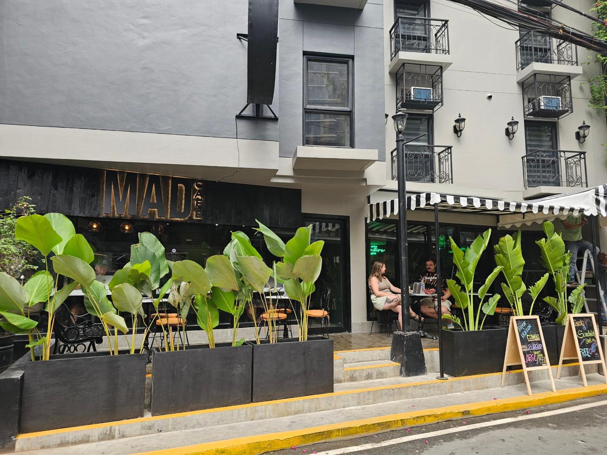 Хостел Mad Monkey Manila Макати Экстерьер фото